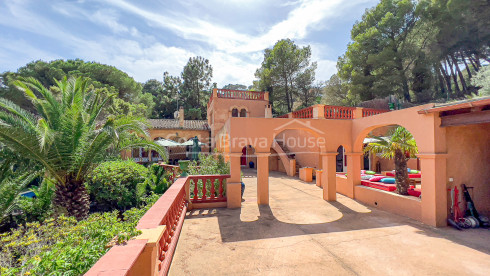 Casa con piscina y apto independiente en venta en Sa Riera (Begur)