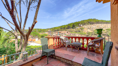Huis met zwembad en onafhankelijk appartement te koop in Sa Riera (Begur)
