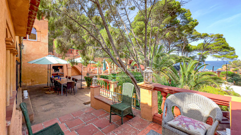 Huis met zwembad en onafhankelijk appartement te koop in Sa Riera (Begur)