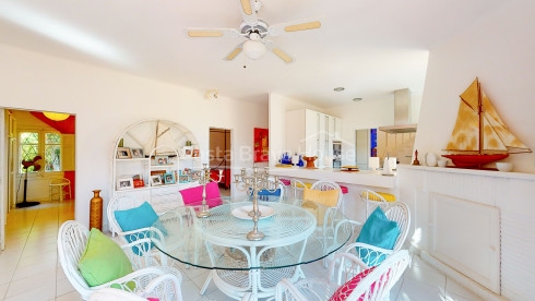 Huis met zwembad en onafhankelijk appartement te koop in Sa Riera (Begur)