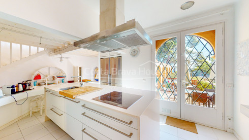 Huis met zwembad en onafhankelijk appartement te koop in Sa Riera (Begur)