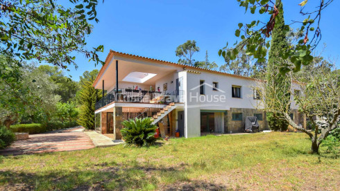 Casa de campo con 11.000 m² de terreno en venta en un bonito lugar entre Begur y Palafrugell