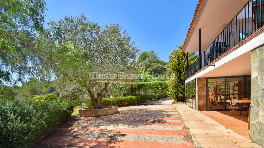 Country house with 11.000 m² of land for sale in a nice place between Begur and Palafrugell