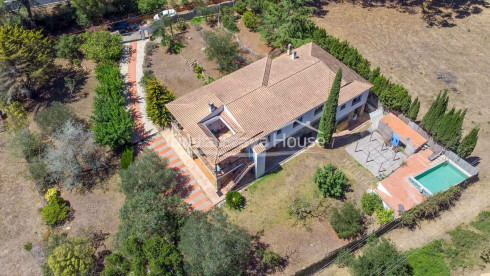 Maison de campagne avec 11.000 m² de terrain à vendre à un joli endroit entre Begur et Palafrugell