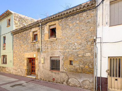 Propriété à vendre à La Bisbal d'Empordà : Maison de village avec un grand potentiel de rénovation