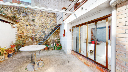 Village house for sale in La Bisbal d'Empordà