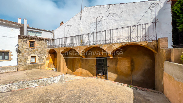 Casa de poble al centre de Begur a reformar