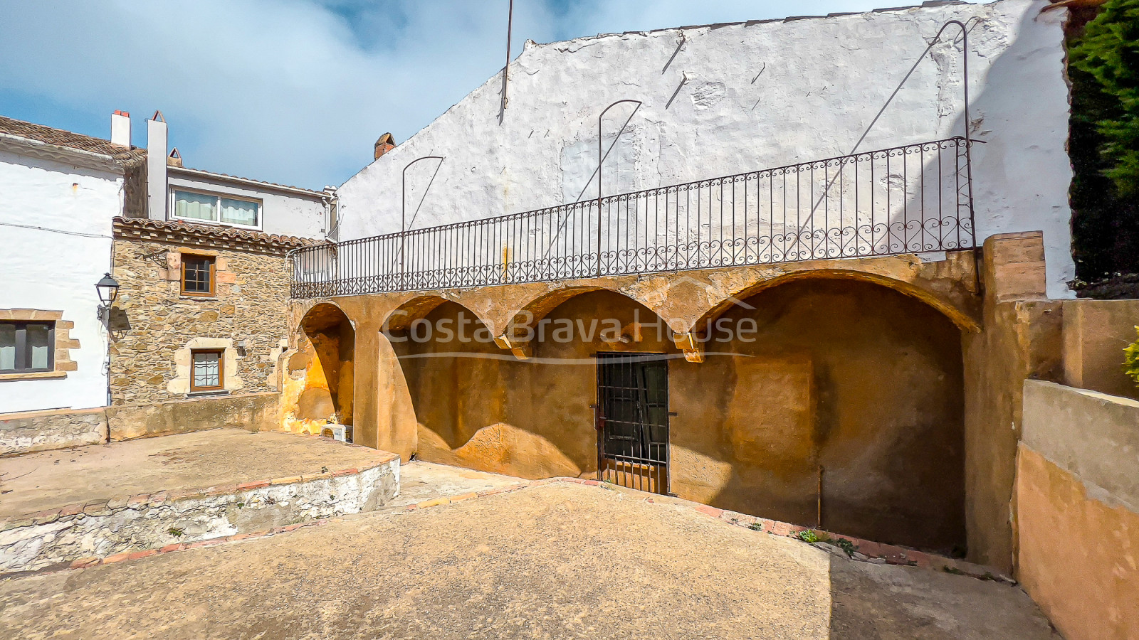 Maison de village au centre de Begur à rénover