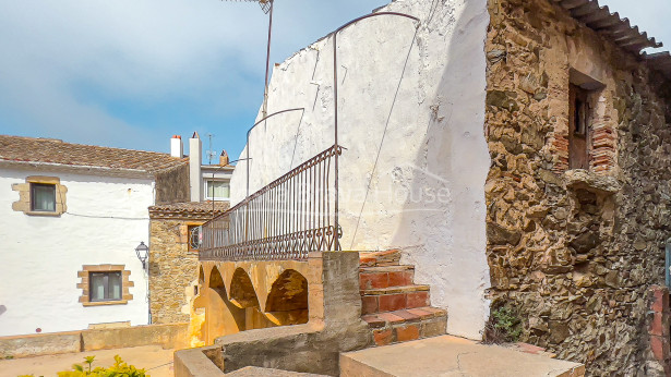 Casa de poble al centre de Begur a reformar