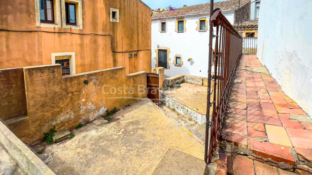 Maison de village au centre de Begur à rénover