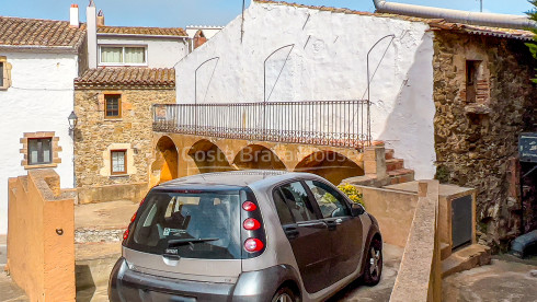 Maison de village au centre de Begur à rénover