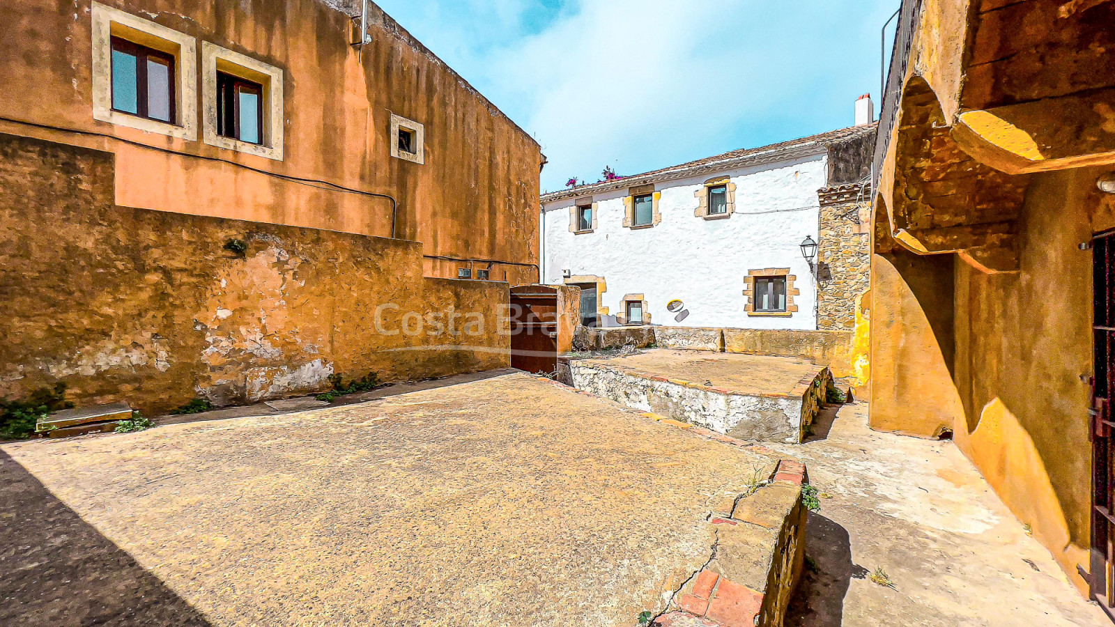 Maison de village au centre de Begur à rénover