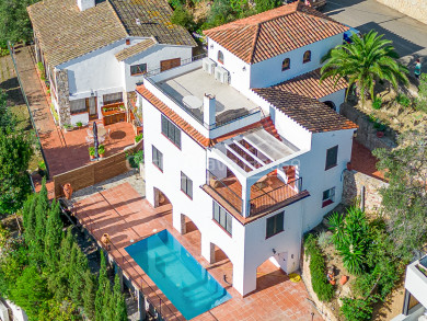 Exclusiva propietat a Begur Sa Riera: Disseny mediterrani, piscina i encantadores vistes panoràmiques