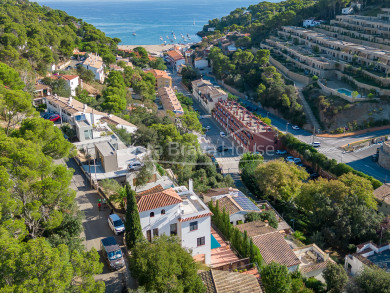 Exclusiva propietat a Begur Sa Riera: Disseny mediterrani, piscina i encantadores vistes panoràmiques