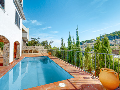 Exclusiva propietat a Begur Sa Riera: Disseny mediterrani, piscina i encantadores vistes panoràmiques