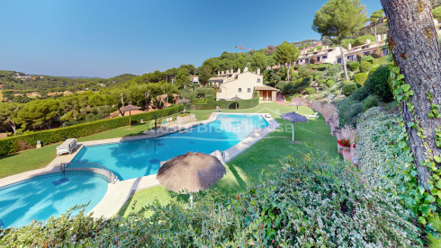 Casa a Llafranc amb vistes al mar i jardí privat