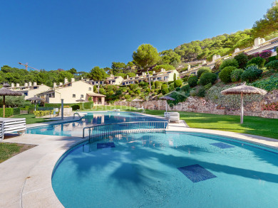 Elegant casa aparellada a Llafranc: 210 m² amb vistes al mar, jardí privat i equipaments premium