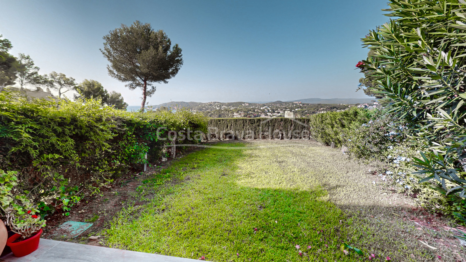 Casa a Llafranc amb vistes al mar i jardí privat