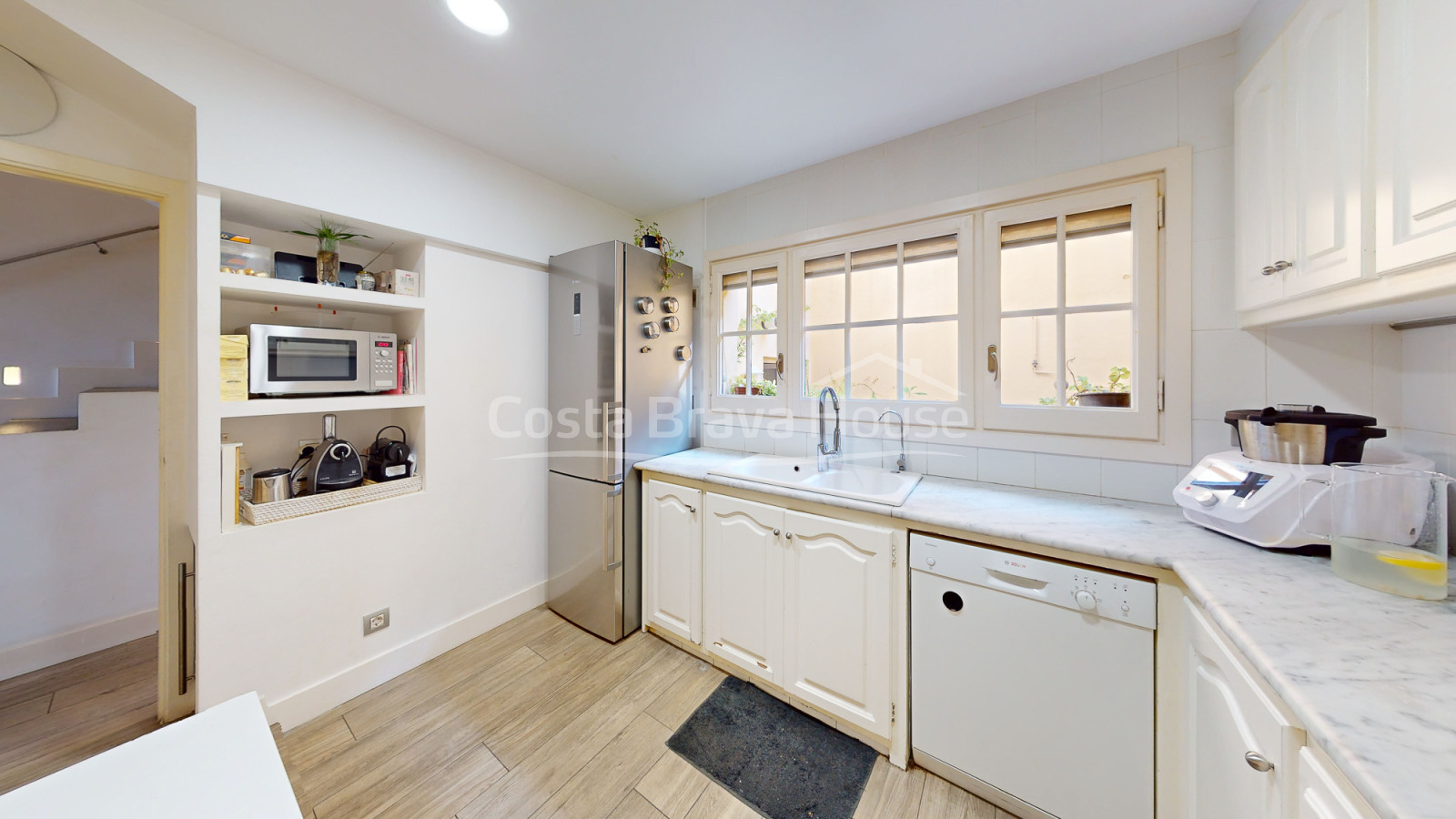 Townhouse in Llafranc with sea views and private garden