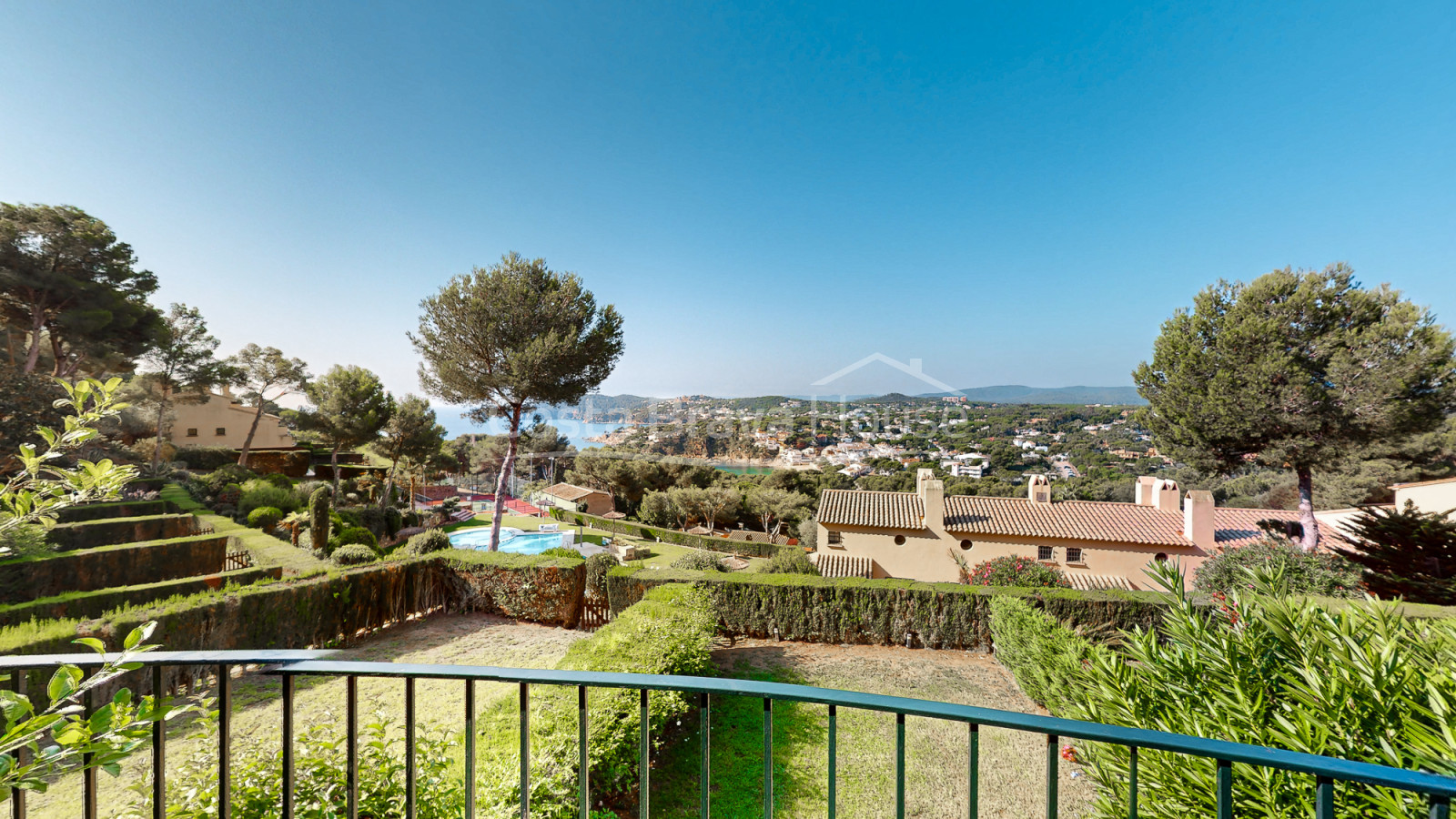 Casa a Llafranc amb vistes al mar i jardí privat