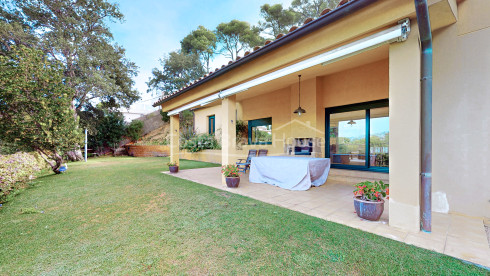 Casa amb jardí en venda a Tamariu, a només 5 minuts a peu de la platja i el mar