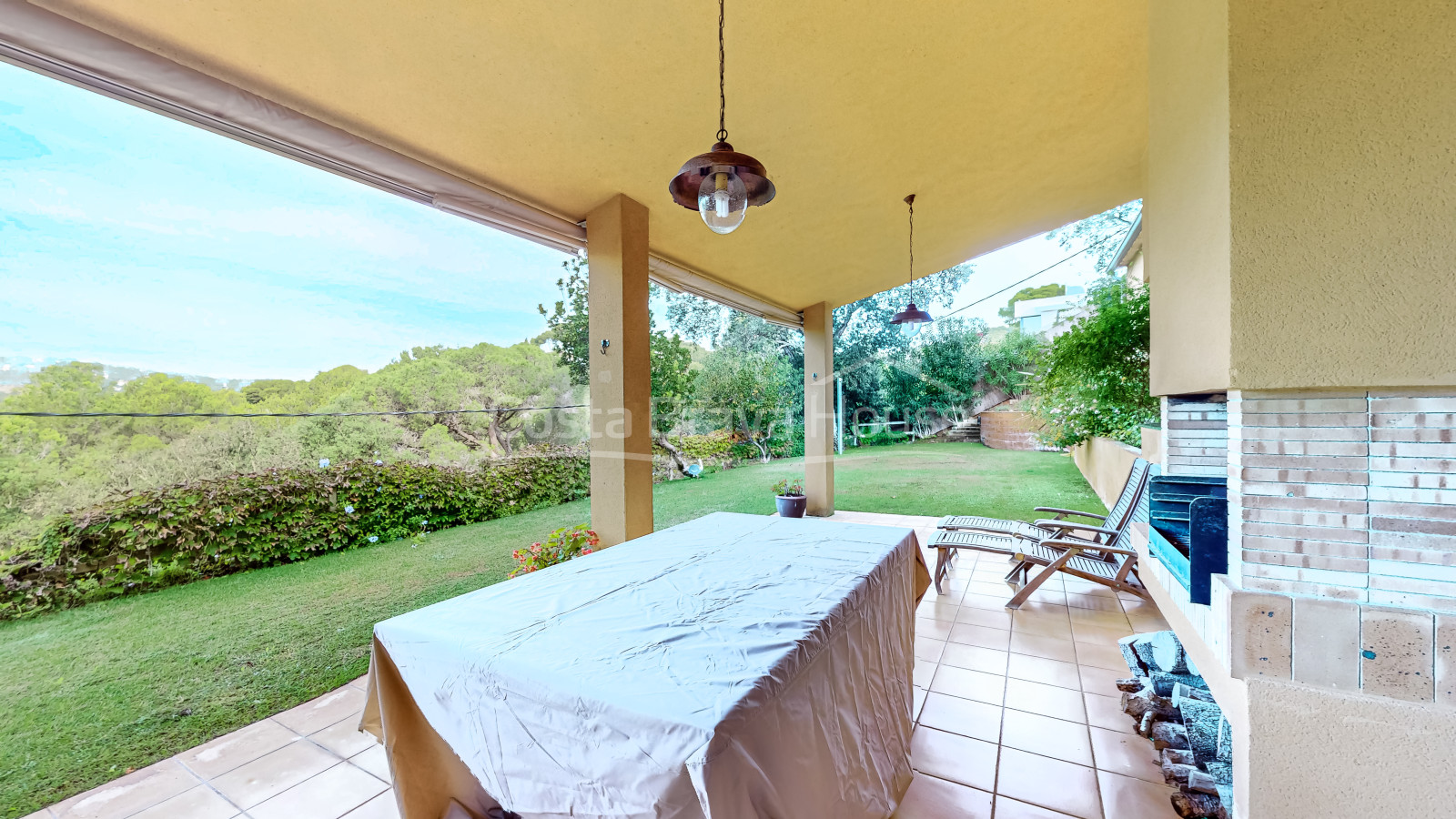 Casa amb jardí en venda a Tamariu, a només 5 minuts a peu de la platja i el mar