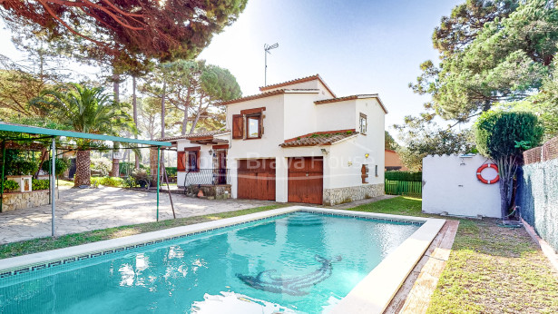 Casa mediterránea con jardín y piscina a 5 minutos de Begur