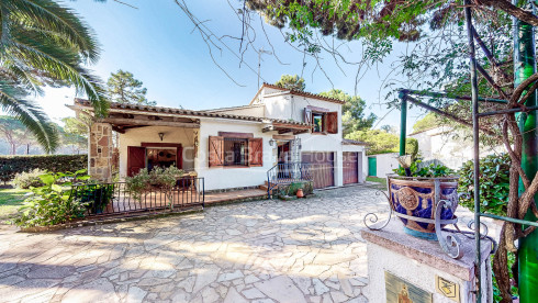 Casa mediterránea con jardín y piscina a 5 minutos de Begur