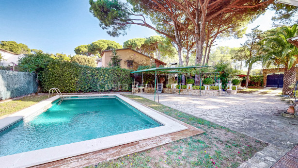 Casa mediterrània amb jardí i piscina a 5 minuts de Begur