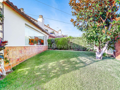Maison mitoyenne d'angle avec jardin et grandes terrasses dans un emplacement exceptionnel sur la plage de La Fosca, Palamós
