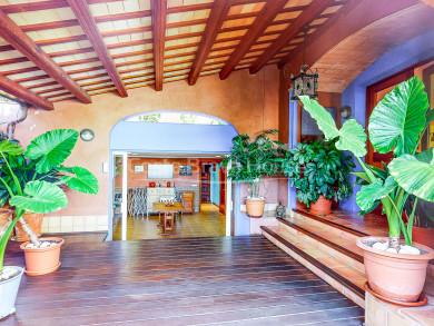 Casa adosada esquinera con jardín y amplias terrazas en inmejorable ubicación en la playa de La Fosca, Palamós