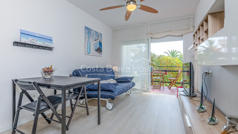 Apartment with terrace and pool in Calella de Palafrugell