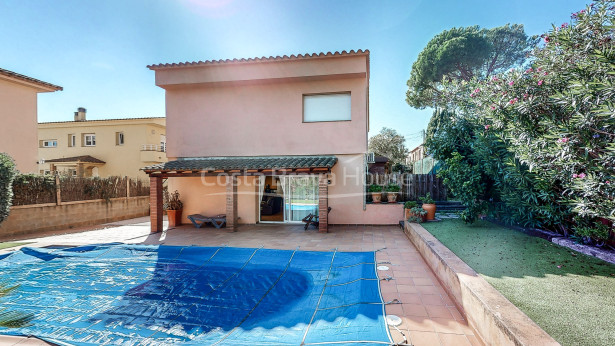 Casa con piscina y 3 dormitorios en venta en Mont-ras