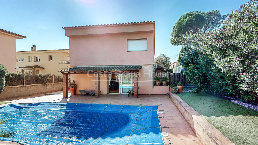 Casa amb piscina i 3 dormitoris en venda a Mont-ras