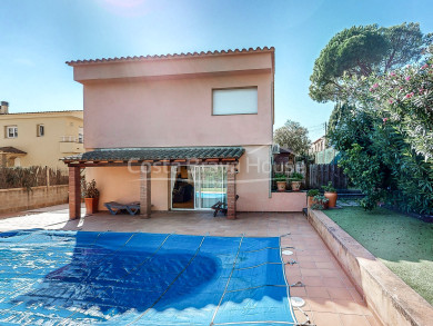 Una casa ideal a Mont ras: Espaiosa, amb piscina i molt a prop de les platges de la Costa Brava