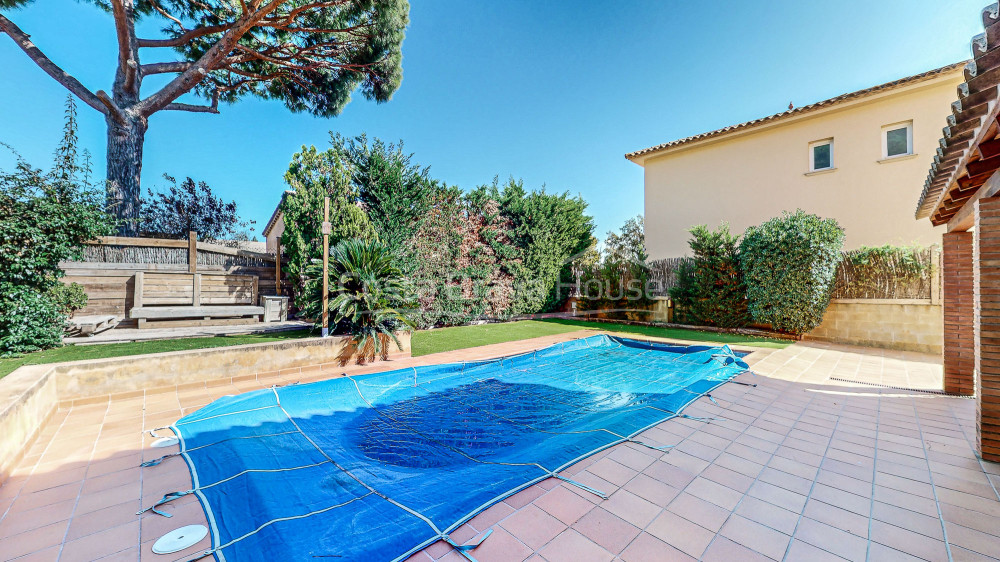 Casa amb piscina i 3 dormitoris en venda a Mont-ras