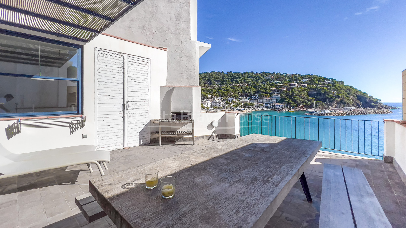 House for sale in Llafranc with sea view and direct access to the beach