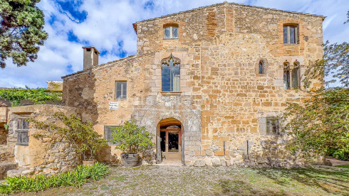 Stately estate in Vilamacolum, Alt Empordà