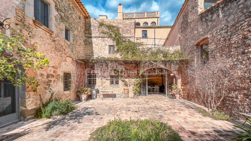 Stately estate in Vilamacolum, Alt Empordà