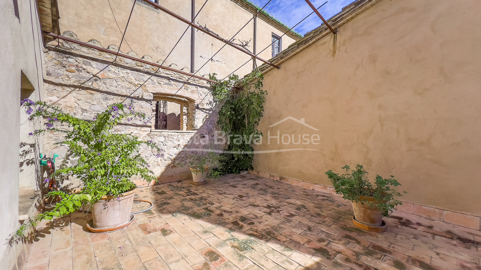 Stately estate in Vilamacolum, Alt Empordà