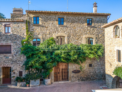 Exclusive manor house with charm and used as a hotel in the historic centre of Monells, Baix Empordà