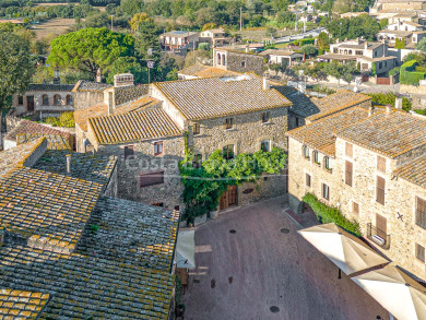 Exclusief herenhuis met charme en hotelbestemming in het historisch centrum van Monells, Baix Empordà