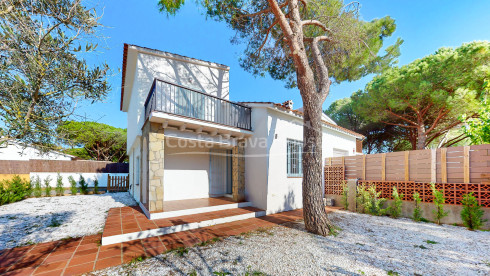 Casa adosada reformada y amueblada en venta Mas Pinell, Costa Brava
