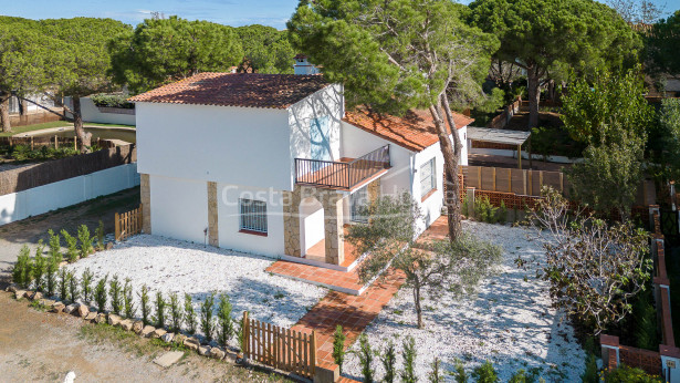 Casa adosada reformada y amueblada en venta Mas Pinell, Costa Brava