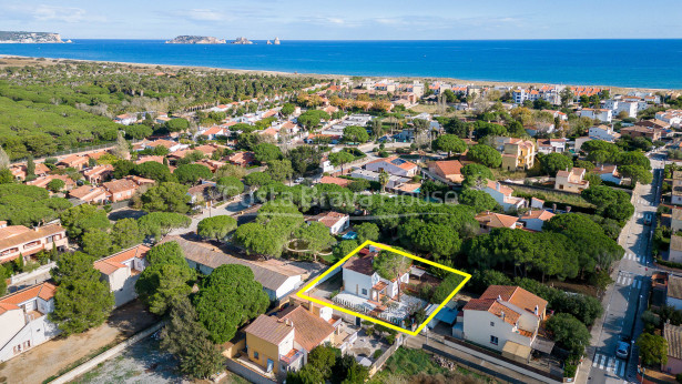 Casa adosada reformada y amueblada en venta Mas Pinell, Costa Brava