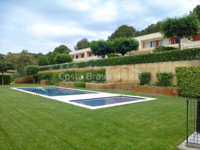 Terraced house for sale in Llafranc with private garden and pool 300 m from the beach