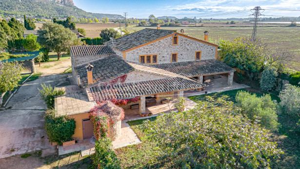 Stately masia in Baix Empordà 5 ha of land and stables