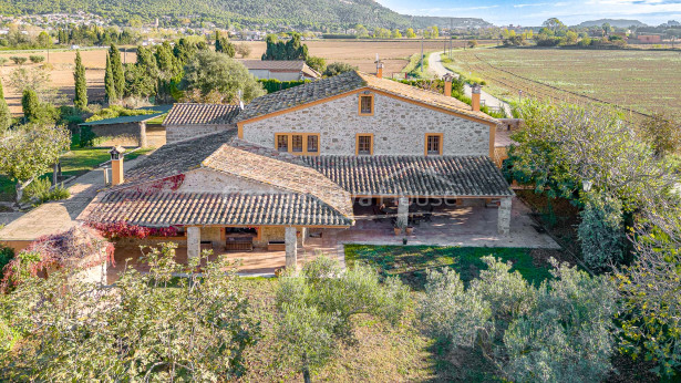 Stately masia in Baix Empordà 5 ha of land and stables