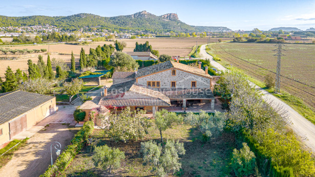 Stately masia in Baix Empordà 5 ha of land and stables