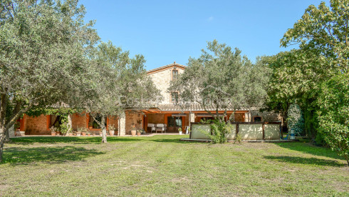 Stately masia in Baix Empordà 5 ha of land and stables